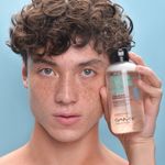 Agua-micelar-hombre